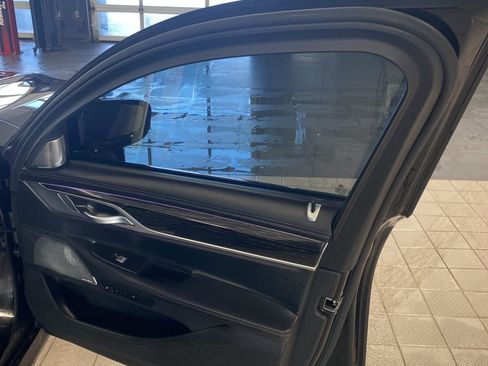 Used 2022 BMW 750i xDrive w/ Executive Package image 26