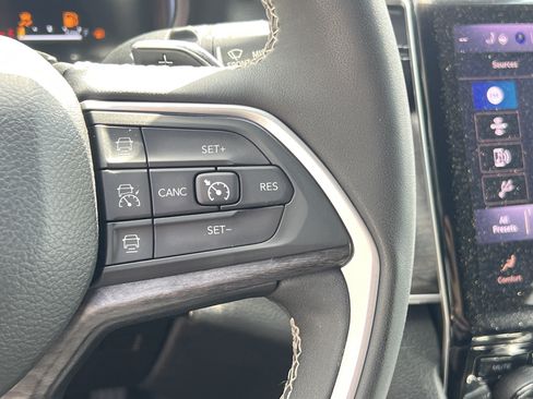 Used 2024 Jeep Grand Cherokee Limited RWD image 33