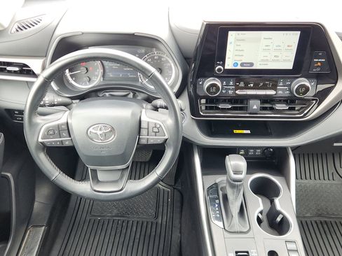 Used 2023 Toyota Highlander XLE FWD image 32