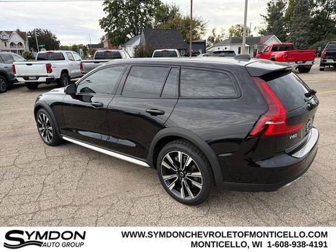 Used 2023 Volvo V60 B5 Cross Country Ultimate image 6