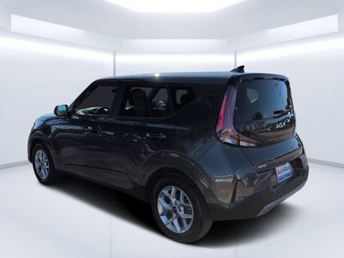 Used 2025 Kia Soul LX w/ LX Technology Package FWD image 5