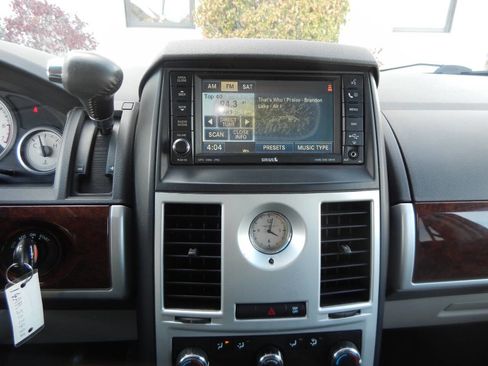 Used 2010 Chrysler Town & Country Touring Plus image 38