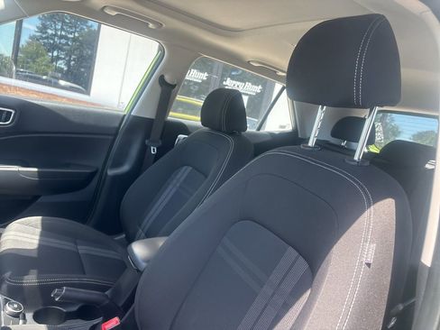 Used 2023 Hyundai Venue SEL FWD image 3