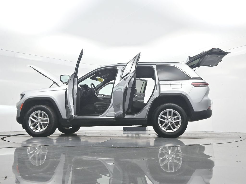 Used 2025 Jeep Grand Cherokee Laredo X AWD/4WD image 52