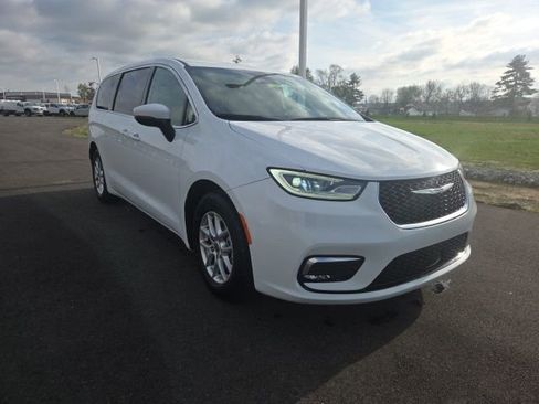 Used 2023 Chrysler Pacifica Touring-L FWD image 1