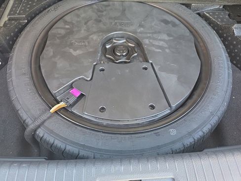 Used 2017 Volkswagen Golf R 4-Door image 16