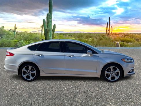 Used 2016 Ford Fusion SE image 3