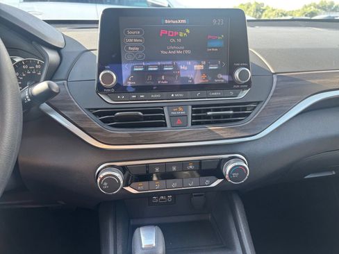 Used 2025 Nissan Altima 2.5 SV FWD image 16