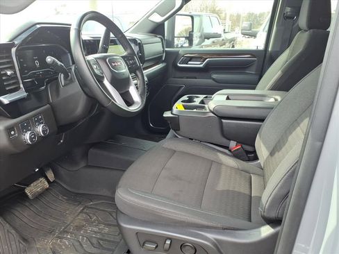Used 2025 GMC Sierra 2500 SLE w/ SLE Value Package; image 14