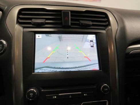 Used 2018 Ford Fusion SE image 18