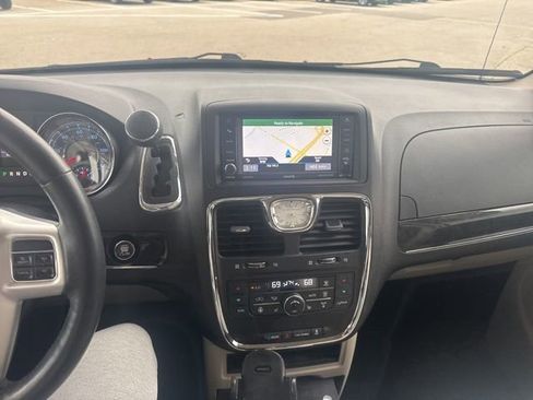 Used 2014 Chrysler Town & Country Touring-L w/ Driver Convenience Group image 14