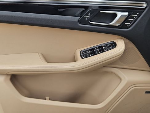Used 2025 Porsche Macan image 22