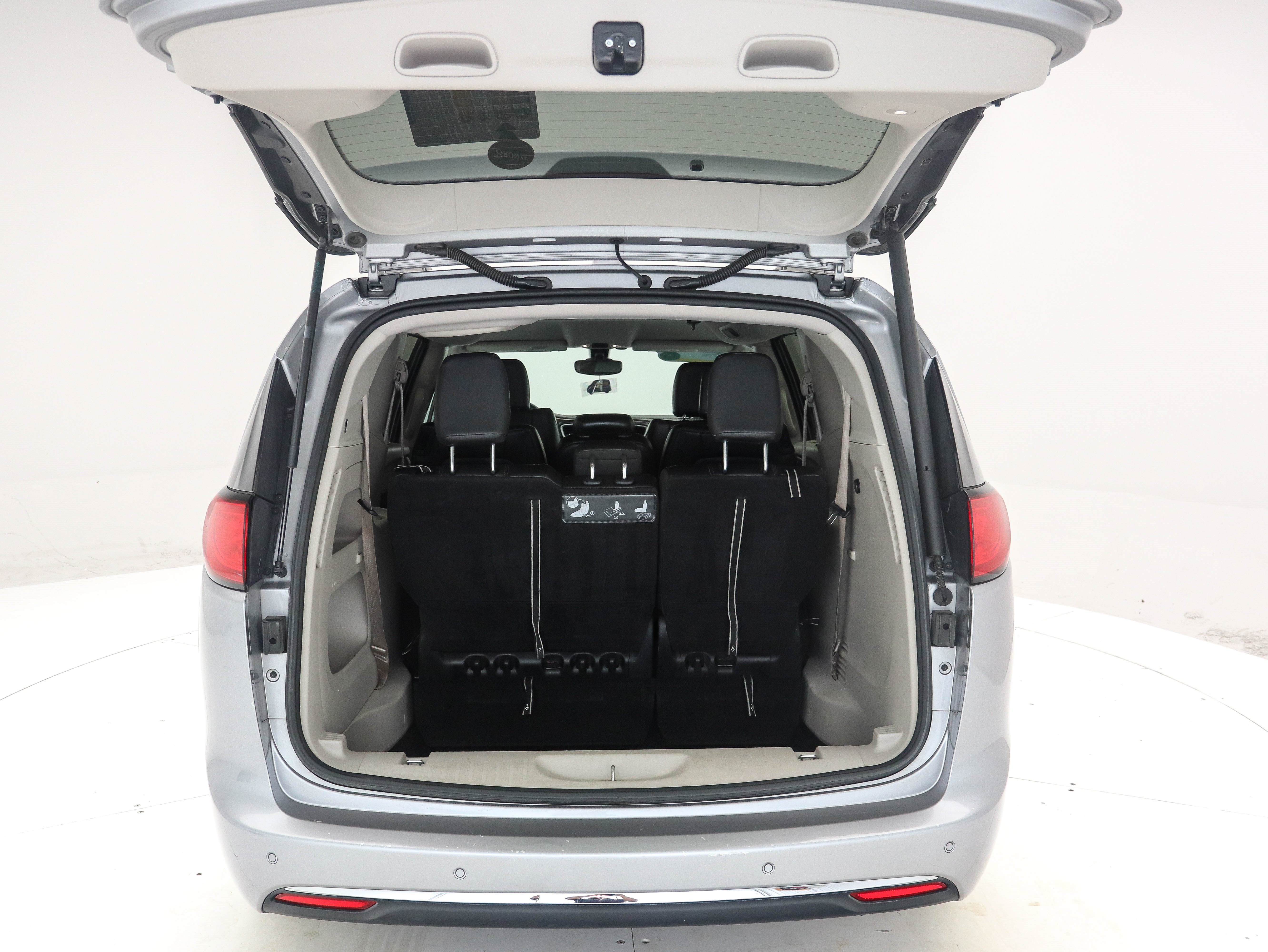 Used 2017 Chrysler Pacifica Touring-L FWD image 10