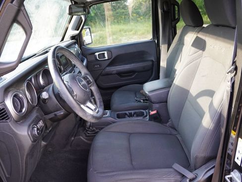 Used 2018 Jeep Wrangler Unlimited Sahara w/ Cold Weather Group AWD/4WD image 4