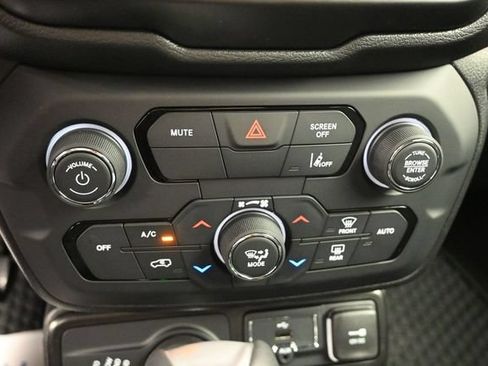 Used 2023 Jeep Renegade Latitude w/ Premium Group AWD/4WD image 36