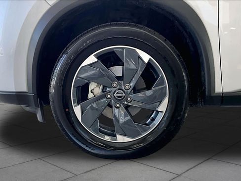 Used 2025 Nissan Rogue SV AWD/4WD image 11