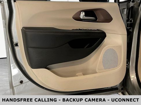 Used 2018 Chrysler Pacifica Touring-L FWD image 20