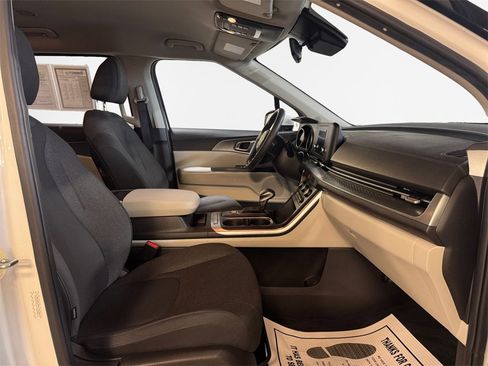 Used 2023 Kia Carnival LX image 26