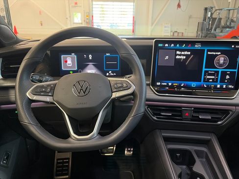 Certified 2025 Volkswagen Tiguan SE R-Line AWD/4WD image 13