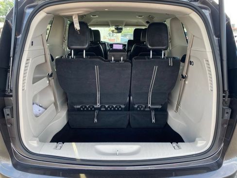 Used 2023 Chrysler Pacifica Touring-L FWD image 5