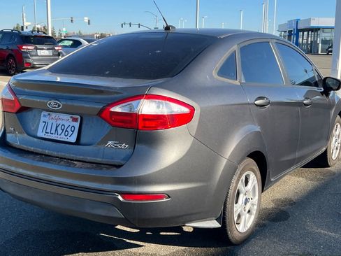Used 2015 Ford Fiesta SE image 2