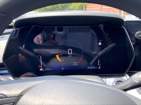Used 2025 Chevrolet Trax LT FWD image 26