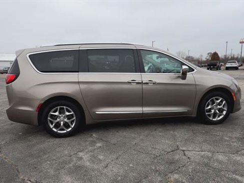 Used 2017 Chrysler Pacifica Limited w/ Advanced Safetytec Group image 9
