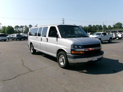 Used 2018 Chevrolet Express 3500 LT w/ LT Preferred Equipment Group RWD image 4
