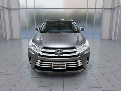 Used 2019 Toyota Highlander XLE image 3