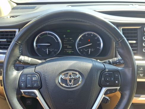 Used 2017 Toyota Highlander Limited Platinum AWD/4WD image 18