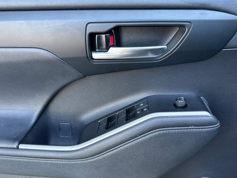 Used 2021 Toyota Highlander XLE AWD/4WD image 10