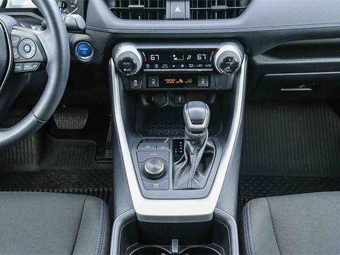 Used 2022 Toyota RAV4 SE image 16