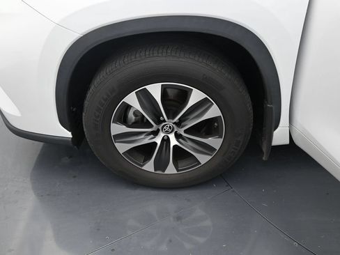 Used 2023 Toyota Highlander XLE AWD/4WD image 12