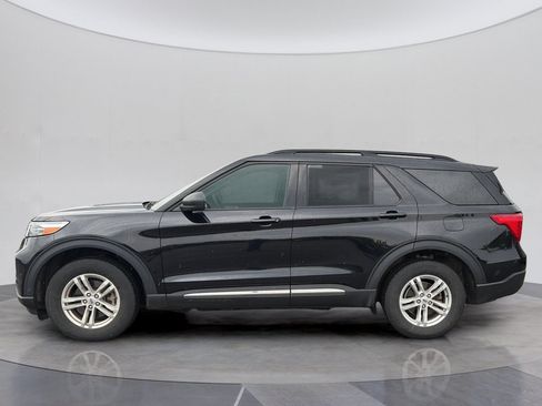 Used 2023 Ford Explorer XLT AWD/4WD image 2