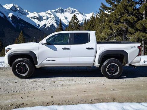Used 2024 Toyota Tacoma TRD Off-Road image 3