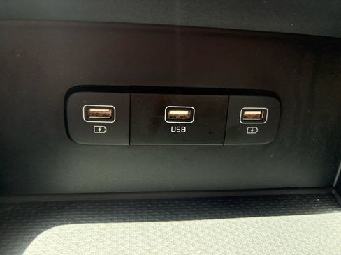 Used 2024 Kia Carnival LX FWD image 20