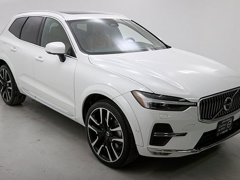 Certified 2023 Volvo XC60 B5 Ultimate w/ Climate Package image 4