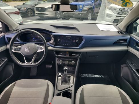 Used 2024 Volkswagen Taos SE w/ Panoramic Sunroof Package FWD image 12