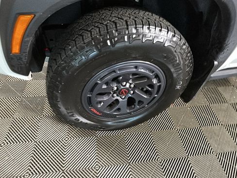 Used 2025 Nissan Frontier PRO-4X AWD/4WD image 11