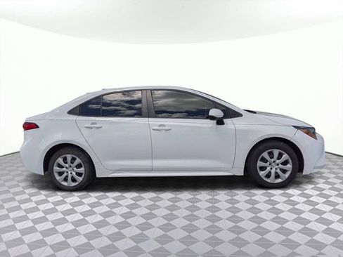 Used 2020 Toyota Corolla LE FWD image 3