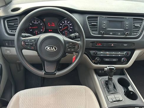 Used 2017 Kia Sedona LX image 26
