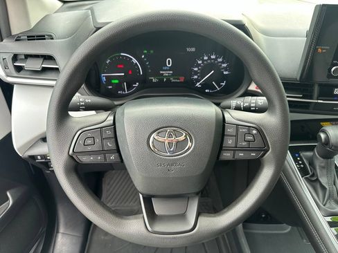 Used 2025 Toyota Sienna LE AWD/4WD image 15