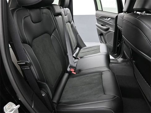 New 2025 Jeep Grand Cherokee Altitude image 23