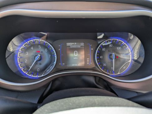 Used 2022 Chrysler Voyager LX image 18