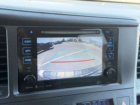 Used 2016 Toyota Sienna XLE w/ XLE Navigation Package FWD image 4