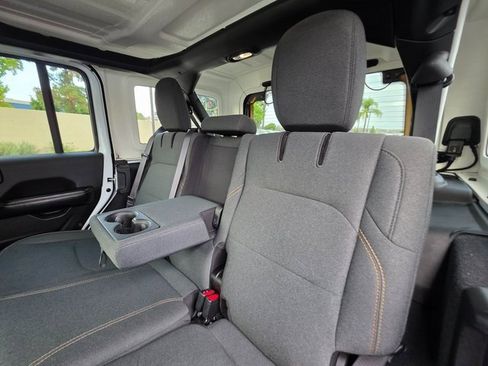 Used 2024 Jeep Wrangler Unlimited Sahara image 19