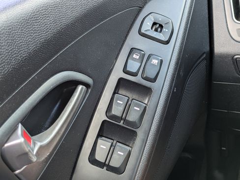 Used 2011 Hyundai Tucson GL image 19