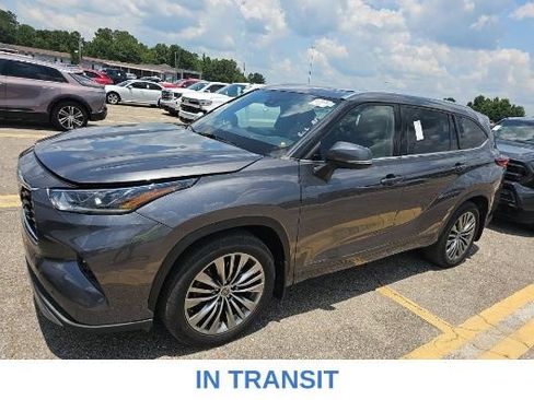 Used 2021 Toyota Highlander Platinum AWD/4WD image 1