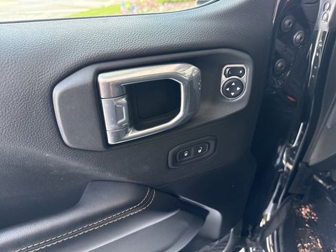Used 2025 Jeep Wrangler Unlimited Sahara AWD/4WD image 14