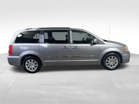 Used 2016 Chrysler Town & Country Touring image 13